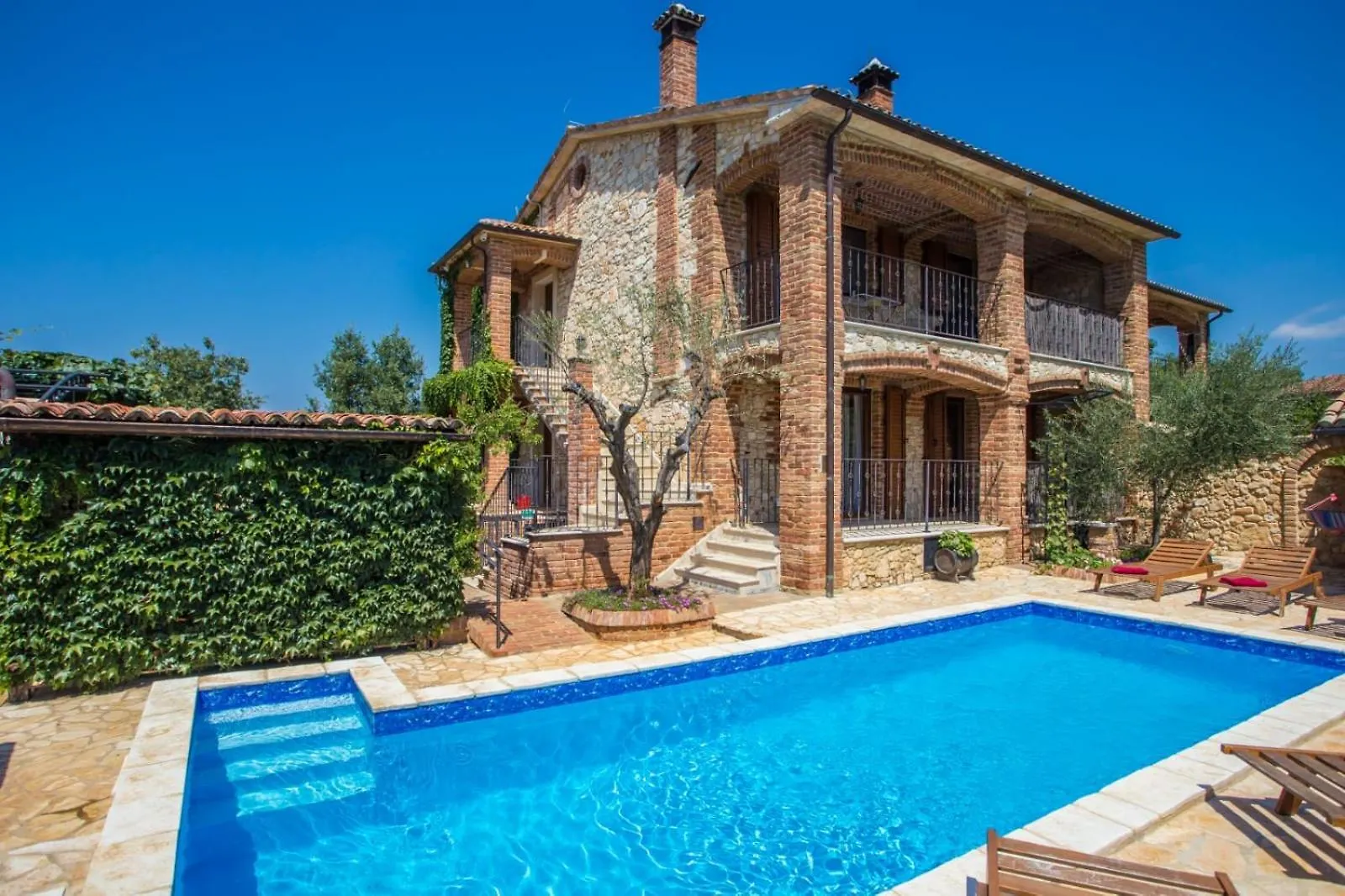 Sunny Haven Apartment With Direct Access To The Pool location