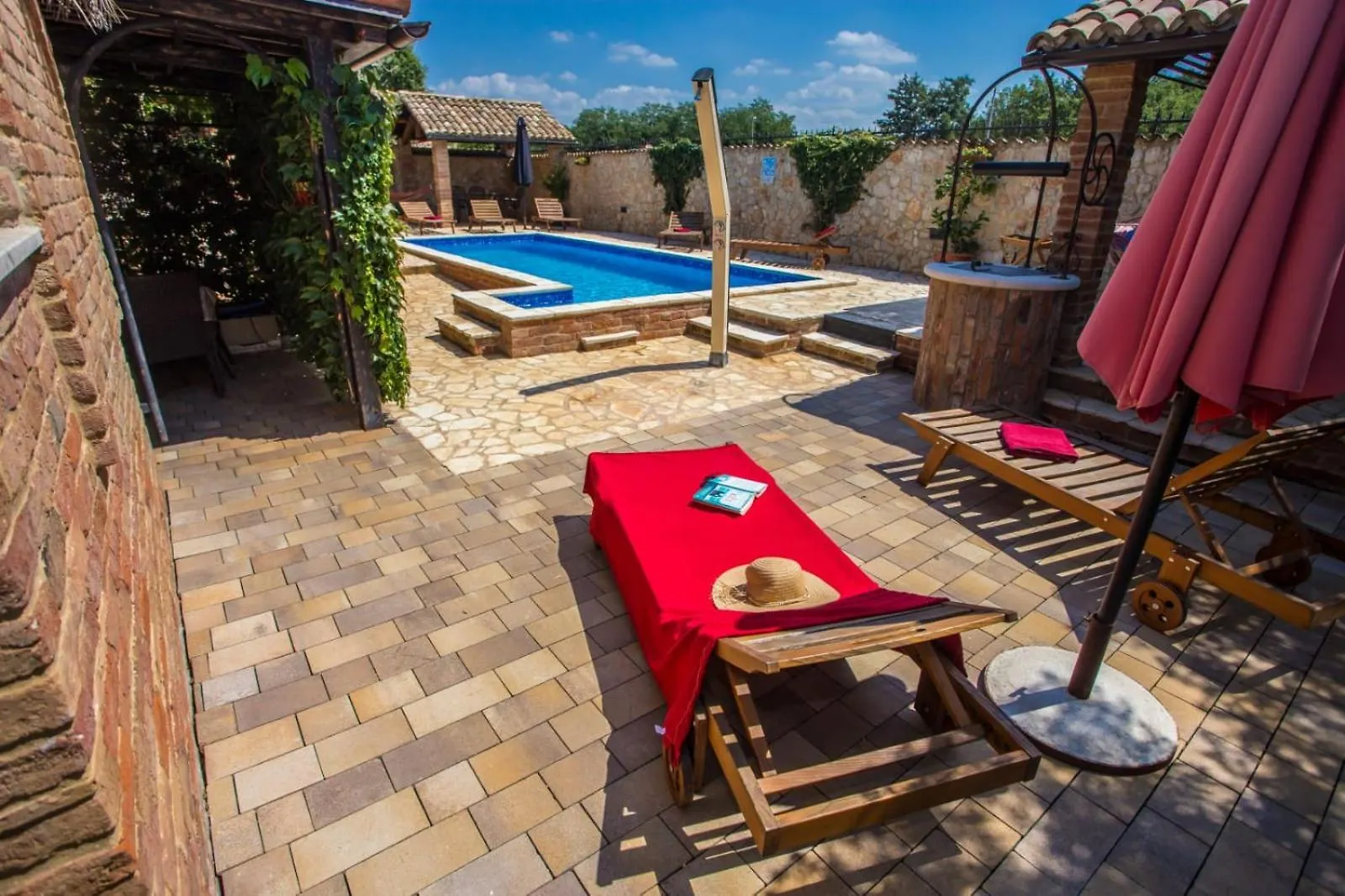 Sunny Haven Apartment With Direct Access To The Pool Nova Vas